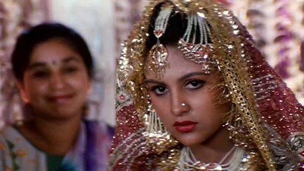 এর পরও বেশ কিছু অভিনয়ের সুযোগ এসেছিল চাঁদনির কাছে। কিন্তু তিনি সেই সুযোগ কাজে লাগাতে পারেননি। কারণ ‘সমন বেওয়াফা’-র পরিচালক-প্রযোজক সাওয়ন কুমারের সঙ্গে তিনি চুক্তিবদ্ধ ছিলেন।