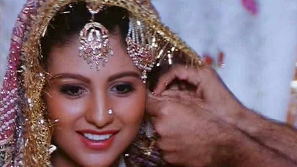 এই চুক্তি থেকে যখন মুক্তি পেলেন চাঁদনি, তখন অনেক দেরি হয়ে গিয়েছে। বলিউডে তখন তীব্র প্রতিযোগিতা। ফলে চাঁদনির কাছে সে ভাবে আর সুযোগ আসেনি।