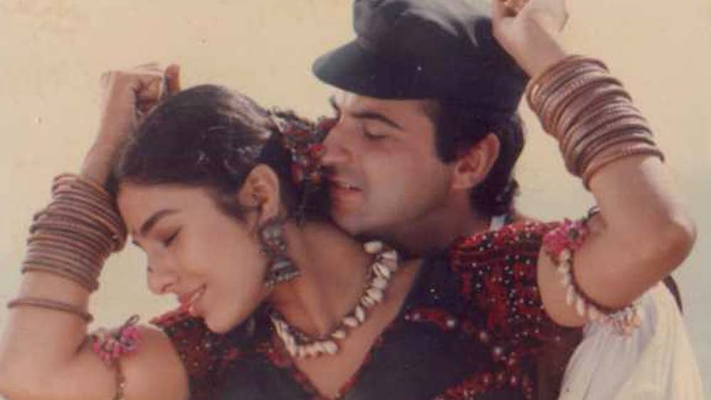 একে তো ছ’বছর লাগে ছবির কাজ শেষ হতে। তার উপর মুক্তির পরে ছবি বক্স অফিসে ব্যর্থ হয়। ফলে ইন্ডাস্ট্রিতে পথ চলা শুরু করার আগেই সঞ্জয় কপূরের নামের পাশে ‘ফ্লপ নায়ক’ পরিচয় বসে যায়।