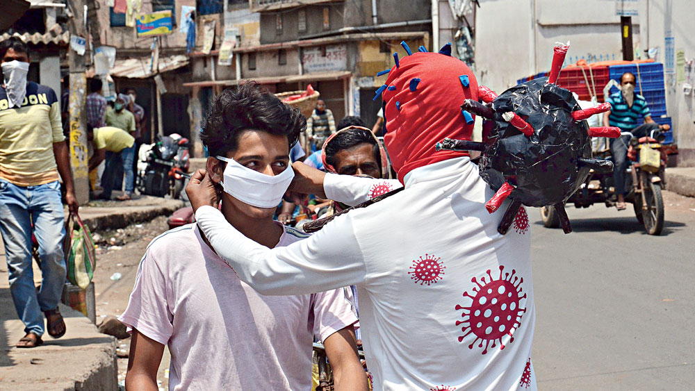 সচেতনতায়: মুরারইয়ের ভাদীশ্বরে মাস্ক পরানো হচ্ছে পুলিশের উদ্যোগে। ছবি: তন্ময় দত্ত