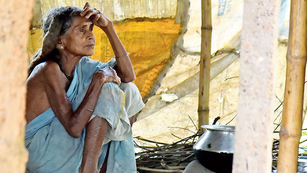 অসহায়: একচিলতে রান্নাঘরে খাবারের চিন্তায়। নিজস্ব চিত্র