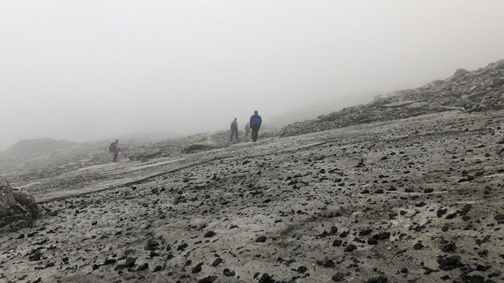 বিস্ময়ের জেরেই চারপাশে খুঁজতে শুরু করেন তাঁরা। এ বার ওই জায়গা থেকেই একটি জামার টুকরো খুঁজে পান। উলের তৈরি ছিল জামাটি, যার বয়স অন্তত এক হাজার আটশো বছর।