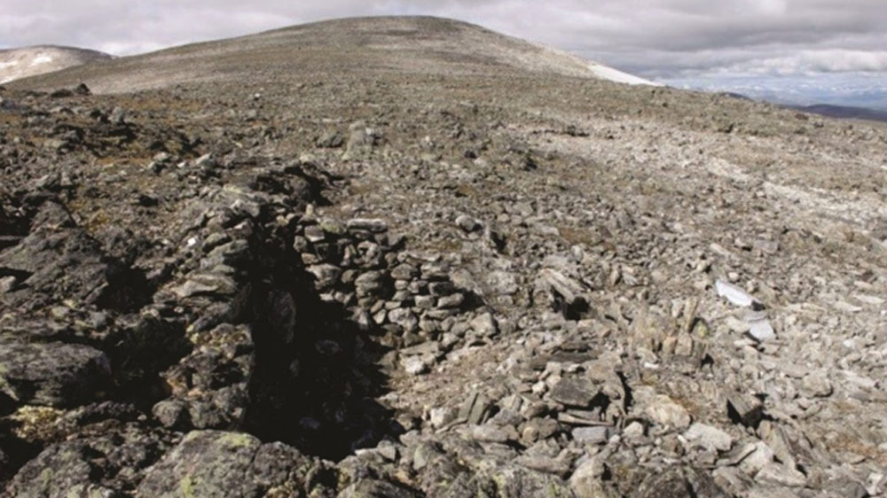 যাতায়াতের পথেই সম্ভবত এই সমস্ত জিনিস ফেলে দিয়েছিলেন তাঁরা। এগুলো ছিল তাঁদের পরিত্যক্ত জিনিসপত্র। সেগুলোই এত বছর পর উপরে উঠে এসেছে।