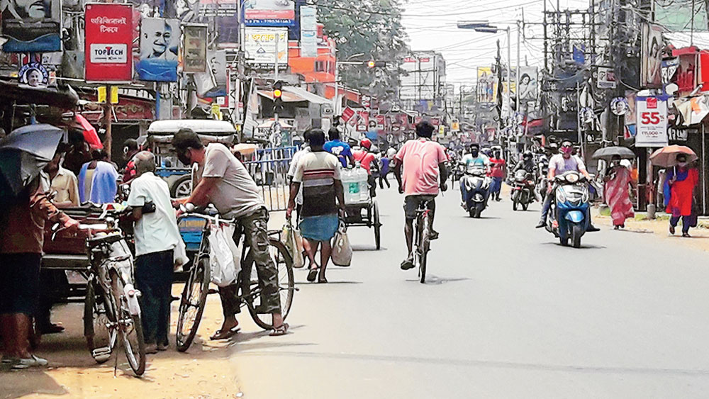 ঝুঁকি: ভিড়ে রাশ টানা যাচ্ছে না। হাবড়ায় ছবিটি তুলেছেন সুজিত দুয়ারি