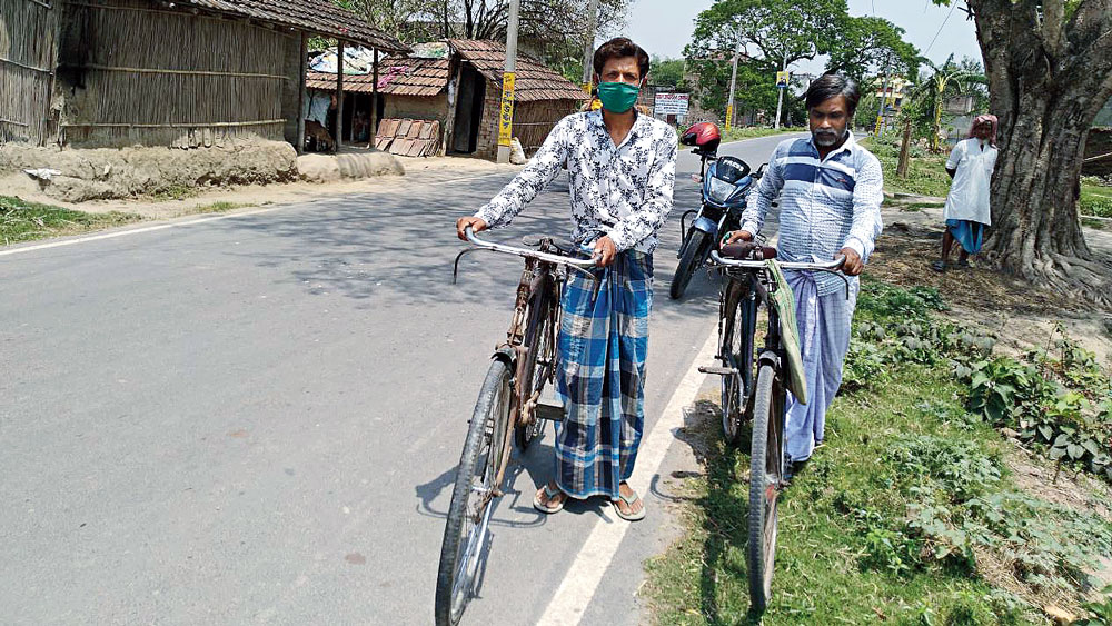  বাড়ি ফেরার পরে লতিফ, লালন।