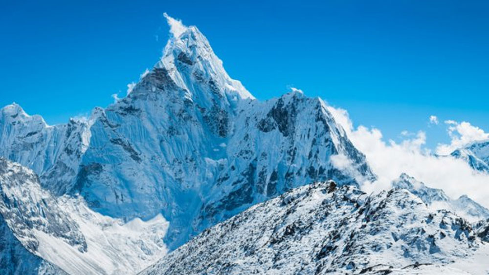 লকডাউনের কারণে পরিবেশ দূষণের মাত্রা কমেছে, কমেছে হিমবাহের বরফ গলনও। অন্য দিকে বেড়েছে দৃশ্যমানতা। মানুষের শ্বাসযন্ত্রকে বিকল করার খেলায় নেমেছে করোনা আর অন্য দিকে সেই সুযোগে প্রকৃতি আবার যেন প্রাণ ভরে একটু শ্বাস নিতে পারছে।