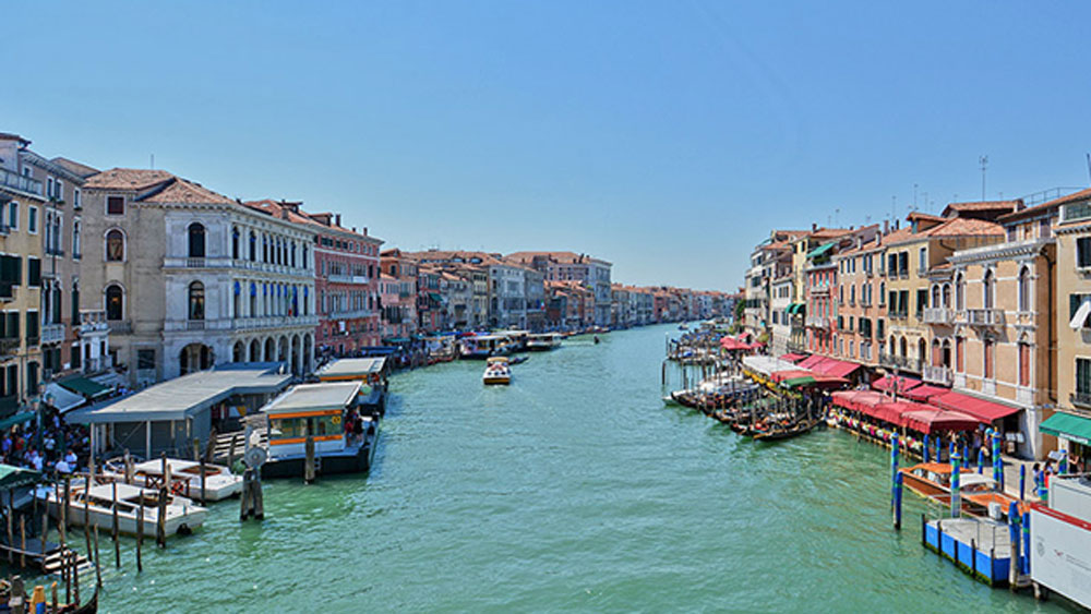 ইটালি থেকে শুরু করে ভারত— বিশ্বের সব প্রান্তেই এখন এই অবস্থা। পর্যটকদের আকর্ষণের কেন্দ্র ভেনিসের লেকের জল ফের স্ফটিকের মতো স্বচ্ছ হয়ে গিয়েছে। সেই লেকে ফের দেখা মিলছে রাজহাঁস থেকে ডলফিনের।