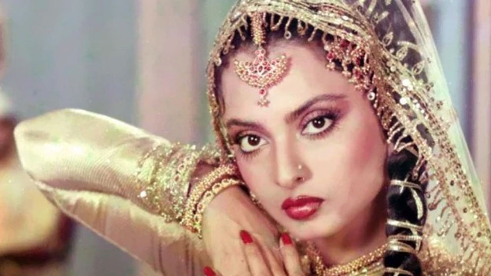 যশ চোপড়া যখন প্রথম এই ফিল্ম করার কথা ভেবেছিলেন, ‘চাঁদনী’র চরিত্রে রেখাকে কাস্ট করার কথা প্রথম মাথায় এসেছিল তাঁর। কিন্তু রেখা অন্য ফিল্ম নিয়ে এতটাই ব্যস্ত ছিলেন যে, যশের প্রস্তাবে রাজি হতে পারেননি।