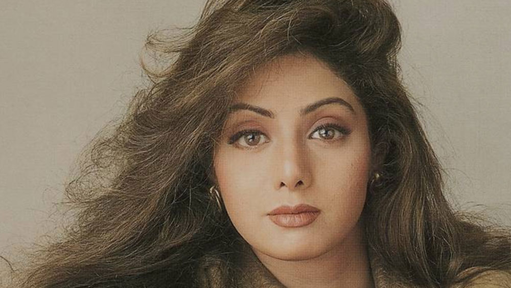 জানা যায়, রেখার বদলে কাকে এই ভূমিকায় মানাবে, তা নাকি কিছুতেই ভেবে উঠতে পারছিলেন না যশ চোপড়া। তখন রেখাই তাঁর কাছে শ্রীদেবীর নাম প্রস্তাব করেন।