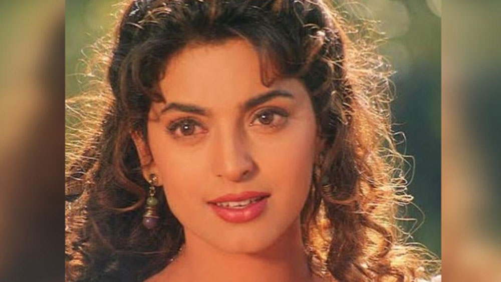 তার পর জুহির কাছে যান যশ চোপড়া। জুহি চাওলা ফিল্মটা করতে রাজি ছিলেন একটাই শর্তের সাপেক্ষে। যশ চোপড়াকে তাঁর পরবর্তী ফিল্মে জুহি চাওলাকে লিড রোলে নিতে হবে। উপায় না পেয়ে যশ তাতে রাজিও হয়ে যান।