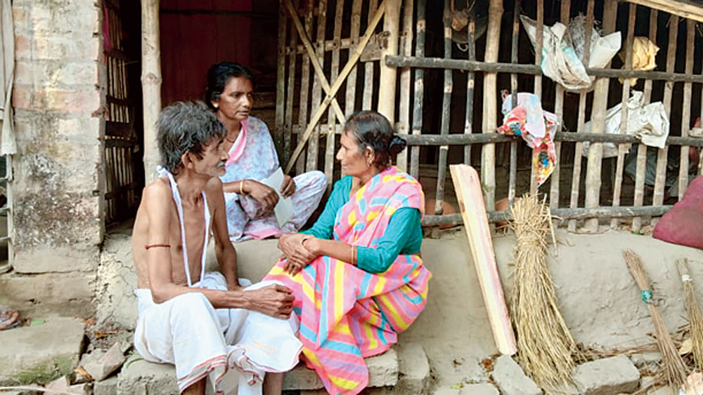 মাতৃহারা: পারুলবালার (ইনসেটে) ছেলেমেয়েরা। নিজস্ব চিত্র