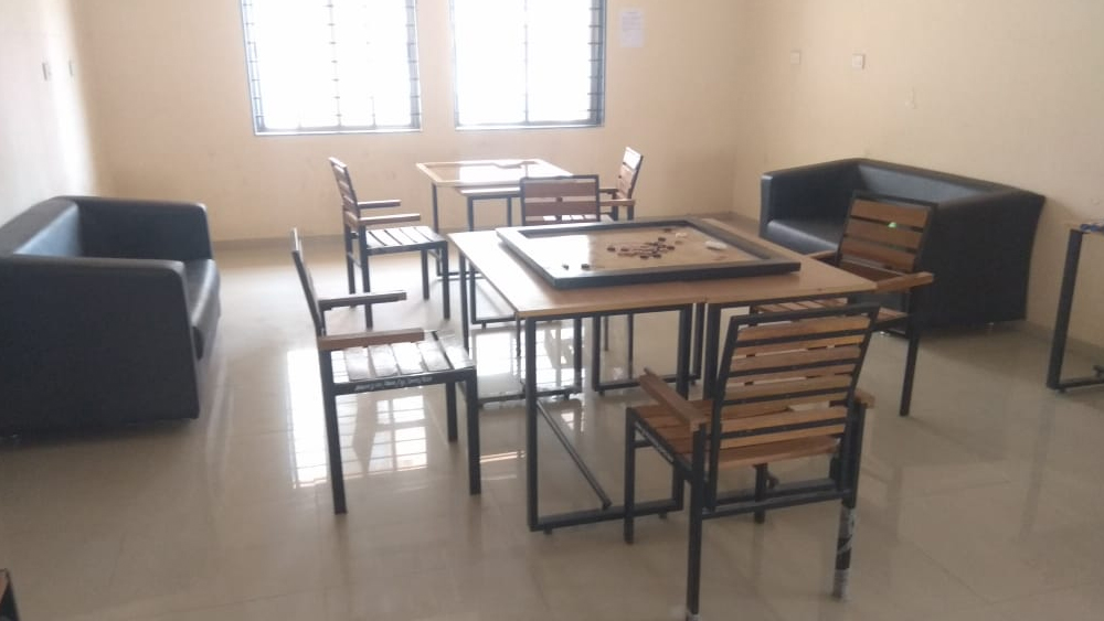 আপাতত কোভিড-১৯ পজিটিভ, কিন্তু সঙ্কটজনক নন, এমন রোগীরাই এখানে থাকতে পারবেন। প্রথম দফায় আছেন ১৫ জন রোগী। এই কেন্দ্রের বিশেষত্ব হল, এটি পূর্ণাঙ্গ হাসপাতাল নয়। ফলে এখানে সঙ্কটজনক রোগীদের আনা হচ্ছে না।