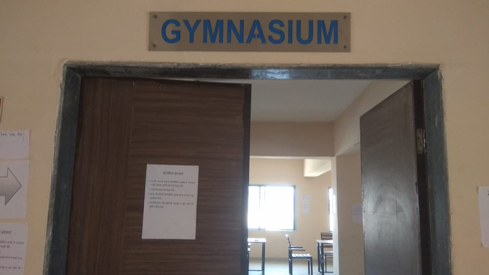 এই কেন্দ্রে আছে ফ্রি ওয়াইফাই, টেলিফোন, ইন্ডোর গেমস, কমিউনিটি রেডিয়ো, যোগাভ্যাসের ঘর, লাইব্রেরি, জিমন্যাসিয়াম, টিভি দেখার ঘর এবং চাহিদা মতো গান শোনার সুবিধে। চেষ্টা করা হয়েছে, রোগীরা যেন এখানে তাঁর বাড়ির পরিবেশ খুঁজে পান।