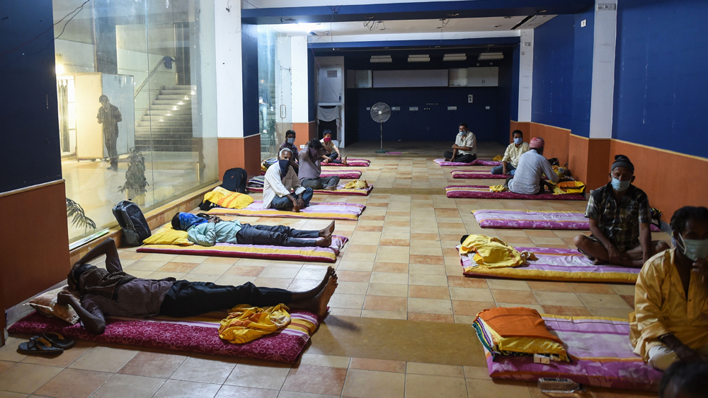 গুজরাত বিশ্ববিদ্যালয়ের চত্বরে সরকারি আবাসনগুলি খালি করিয়ে দেওয়া হয়েছিল আগেই। ছাত্রছাত্রীদের বাড়ি পাঠিয়ে দেওয়া হয়েছিল। আবাসনের ফাঁকা ঘরগুলি ব্যবহার করা হয়েছে কেন্দ্র হিসেবে।