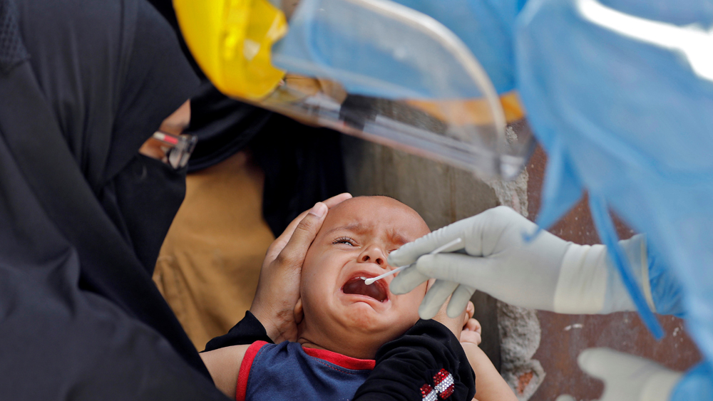 চেষ্টা করা হয়েছে যাতে নিশ্ছিদ্র করা যায় চিকিৎসা পরিষেবা। এমন ভাবে বিন্যাস করা হয়েছে, যাতে তিনটি দলে ভাগ করা যায় চিকিৎসাকর্মীদের। তাঁরা তিনটি শিফ্টে কাজ করছেন। প্রতি দলে আছেন এক জন চিকিৎসক এবং এক জন প্যারামেডিক। নিয়মিত পরীক্ষা করা হচ্ছে তাঁদেরও, যাতে তাঁরা করোনা সংক্রমণের শিকার না হয়ে পড়েন।