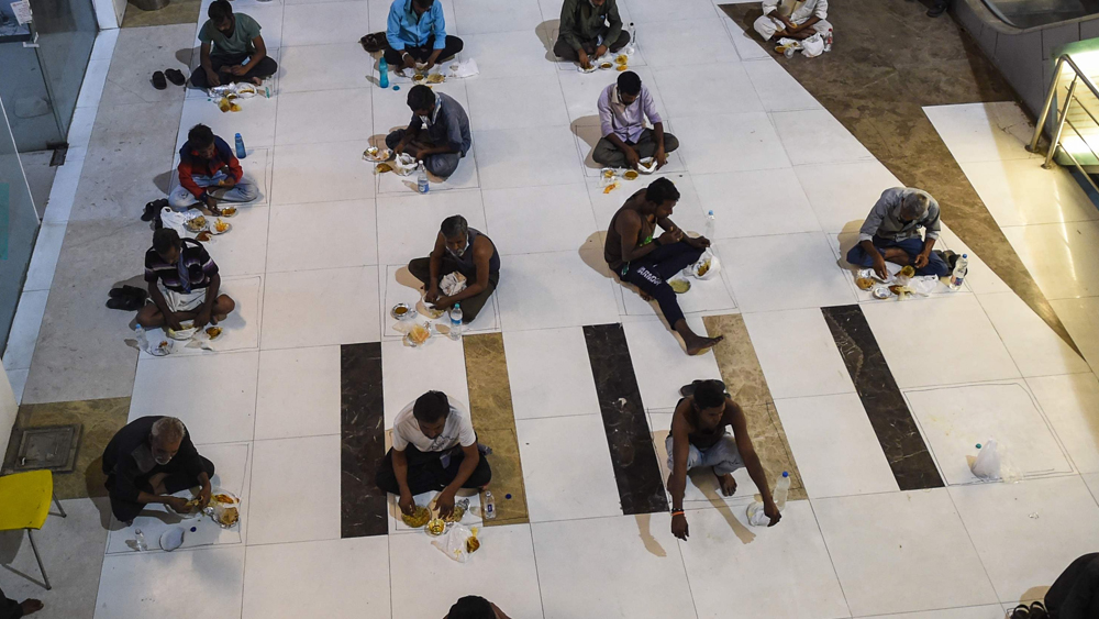 এর বাইরেও ব্যবস্থা নিয়েছে আমদাবাদ মিউনিসিপ্যাল কর্পোরেশন। শহরে বেশ কিছু আবাসন আছে, যেগুলি তৈরি হয়েছিল প্রধানমন্ত্রী আবাস যোজনায়। কিন্তু আপাতত সেগুলির বেশ কিছু ফ্ল্যাট ফাঁকাই পড়ে আছে। সেখানে কোয়রান্টিন সেন্টার তৈরি করা হয়েছে। রয়েছেন এমন অনেকে, যাঁরা কোনও না কোনও ভাবে করোনা রোগীর সংস্পর্শে এসেছেন।