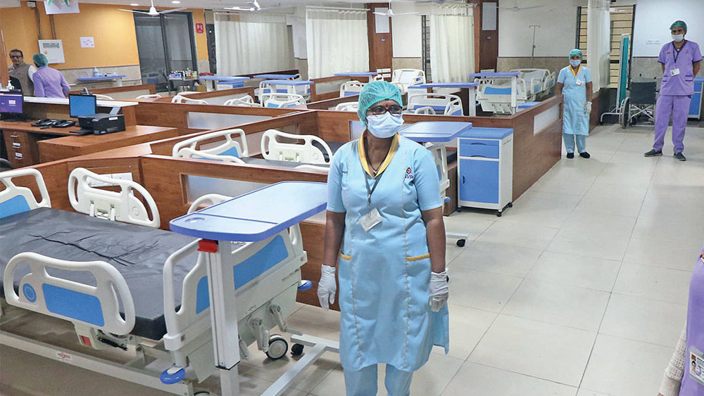 আমদাবাদে প্রথম থেকেই চেষ্টা করা হয়েছে, যাতে সঙ্কটজনক এবং সঙ্কটজনক নন, এমন রোগীদের আলাদা করে রাখা যায়। এর ফলে পরিষেবা বণ্টনের কাজে সুবিধে হয়েছে। করোনার বিরদ্ধে যুদ্ধের আগামী পর্বে এ ভাবেই এগোতে চায় এই শহর।