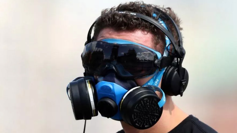 আমেরিকায় ইতিমধ্যেই প্রাণ হারিয়েছেন ৩৩ হাজারের বেশি মানুষ। এখন সে দেশে এই রোগে যা মৃত্যুহার, এর আগে কখনও সে রকম হয়নি। ইংল্য়ান্ডে আক্রান্ত প্রায় ১ লাখ ৯০০ জন। প্রাণ হারিয়েছেন সাড়ে চোদ্দ হাজারের বেশি মানুষ। সে দেশের ওয়েস্ট মিনস্টার শহরে এক যুবককে দেখা গেল মাস্ক-কে সুরক্ষিত বানাতে এই পন্থা নিয়েছেন।