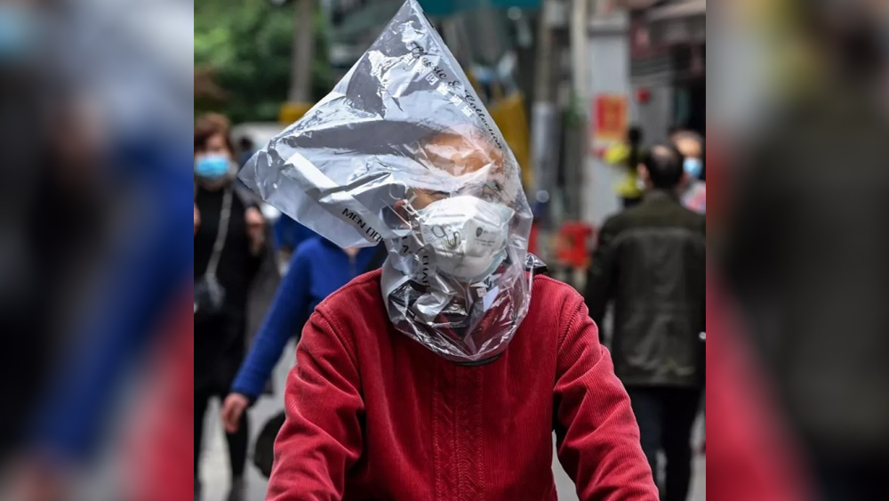 চিনের উহানে আবার এক জন আস্ত প্লাস্টিককেই পরে নিয়েছেন মুখে। ভাইরাস থেকে বাঁচতে ওটাই তাঁর আবরণ। টানা ৭৬ দিন তালাবন্দি থাকার পরে গত সপ্তাহে লক ডাউন উঠেছে এই শিল্পশহরে। করোনাভাইরাসের সূত্রপাতে এটাই ছিল রোগের ভরকেন্দ্র।
