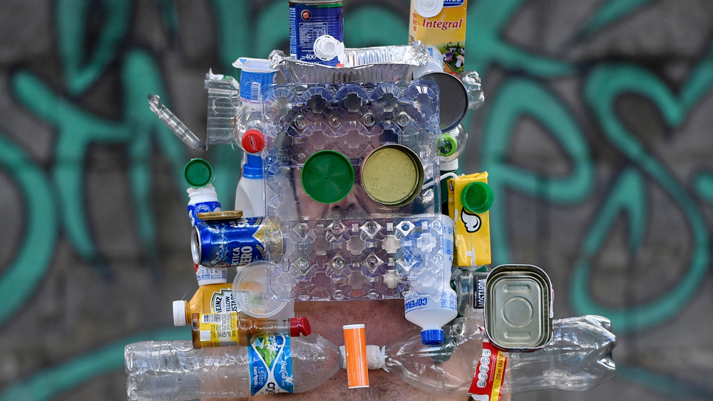 ব্রাজিলের ফ্যাশন ফটোগ্রাফার মার্সিয়ো রডরিগস রিসাইকল করা যায় এমন প্লাস্টিকের বোতল দিয়ে মুখোশ বানিয়ে ঢেকেছেন মুখ।