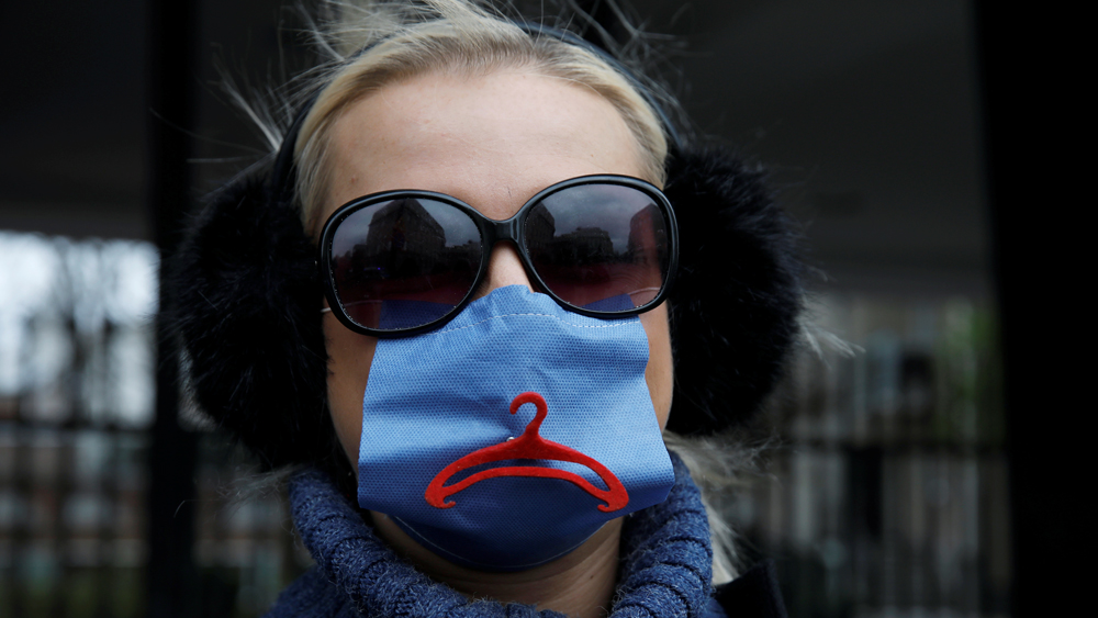 ফ্যাশন সচেতন এই তরুণী মাস্কেও দিয়েছেন কেতার ছোঁয়া।