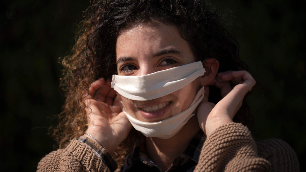 ফ্রান্সের তরুণী অ্যানিসা মেকরাবেশ এই মাস্ক বানিয়েছিলেন মূক ও বধিরদের জন্য। সেটাই পরেছেন তিনি নিজেই।