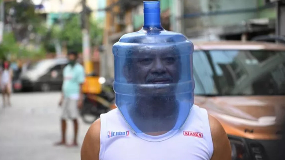 ফিলিপিন্সের রাজধানী ম্যানিলার এই তরুণ জলের পাত্রকেই মুখোশে রূপান্তরিত করেছেন।