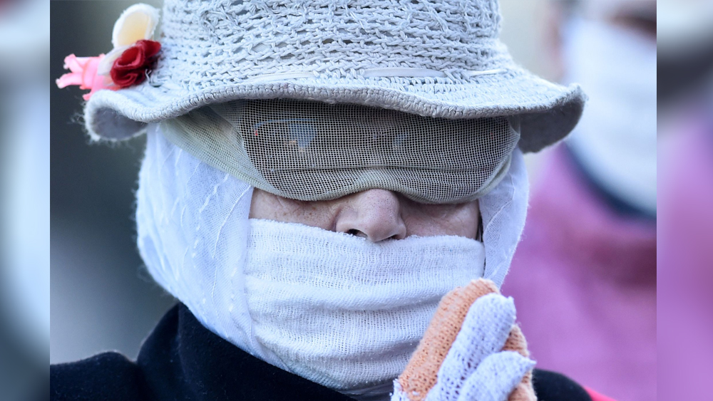 শুধু মুখ নয়। ইনি আবার ঢেকে ফেলেছেন নিজের মাথা এবং রোদচশমা পরা চোখও।