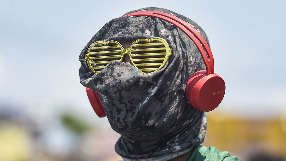 পৃথিবী জুড়ে অতিমারি ভয়াবহতার মধ্যেও ইনি নিজের মুখোশকে সাজিয়েছেন মনের মতো করে চিত্রবিচিত্র করে।