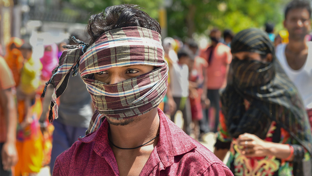 সাধারণ কাপড় দিয়েই তৈরি সুরক্ষার বর্ম। তাতেই নিজেকে আড়াল করে রেখে করোনাযুদ্ধে জয়ী হতে চান তিনি।