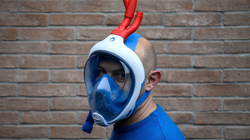 এই যুবক আবার মুখোশকে সাজিয়েছেন ডুবুরির পোশাকের মতো করে।