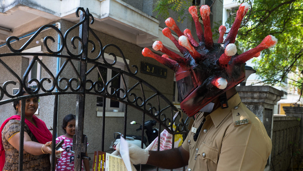 যে করোনাভাইরাস থেকে এত আতঙ্ক, তার চেহারাকেই মাস্কে ধারণ করেছেন এই যুবক। এখনও মানুষ জানেন না, আরও কত দিন মাস্ক রয়ে যাবে পোশাকের অংশ হিসেবে। তাই সেই মুখোশকেই চলছে সাজিয়ে নেওয়ার পর্ব।