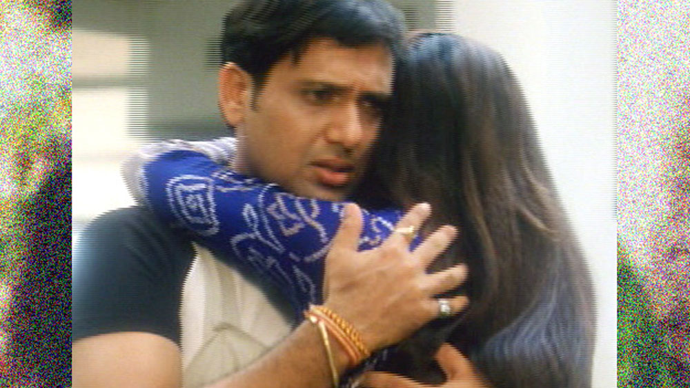 এমনকি শুটিং শেষ হয়ে গেলেও দু’জনকে প্রায়ই একসঙ্গে দেখা যেতে শুরু হল। তাঁদের সম্পর্ক নিয়ে ইন্ডাস্ট্রিতে কানাঘুষো ছিলই।