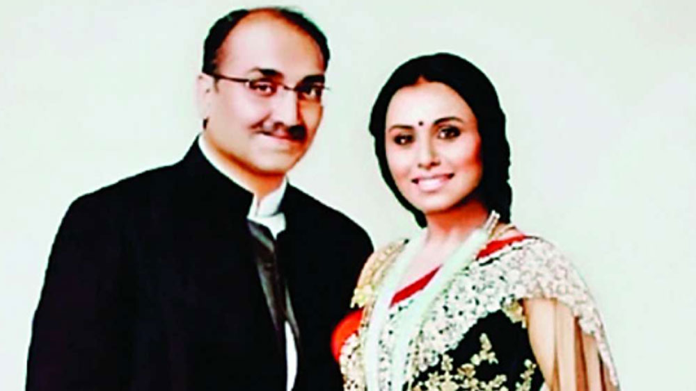 এর অনেক বছর পর ২০১৪ সালে ফিল্মমেকার আদিত্য চোপড়াকে বিয়ে করেন রানি মুখোপাধ্যায়।