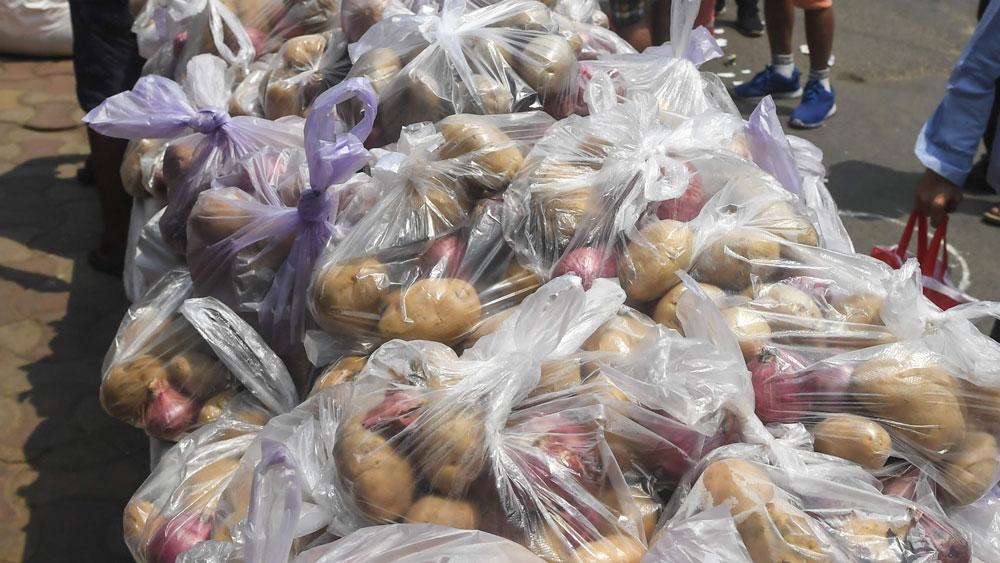 West Bengal Lockdown: Forest department providing food to locals