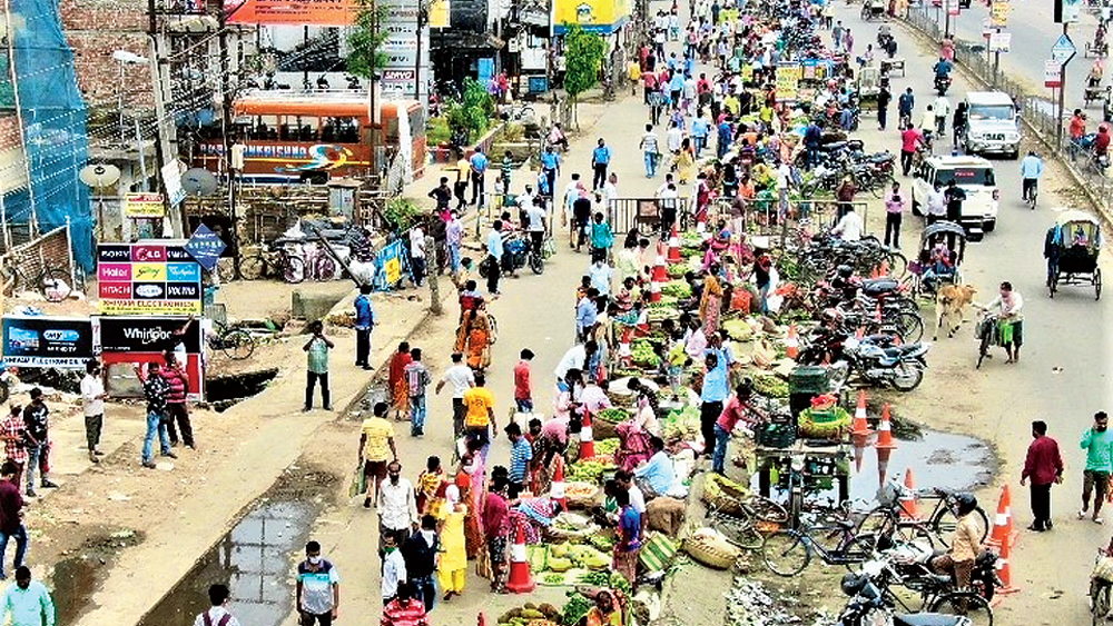 জমজমাট: ভিড়ে ঠাসা বাজার। শুক্রবার, ইংরেজবাজারের রথবাড়ি বাজারে। ছবি: অভিজিৎ সাহা 