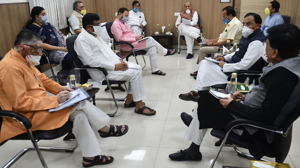 করোনাভাইরাসের সংক্রমণ নিয়ন্ত্রণ এবং লকডাউন পরিস্থিতি নিয়ে শনিবার প্রতিরক্ষামন্ত্রী রাজনাথ সিংহর বাড়িতে জরুরি বৈঠকে বসে বিশেষ মন্ত্রিগোষ্ঠী। বৈঠকে রাজনাথ সিংহ ছাড়াও  স্বাস্থ্যমন্ত্রী হর্ষবর্ধন, রেলমন্ত্রী পীযূষ গয়াল, নারী ও শিশুকল্যাণমন্ত্রী স্মৃতি ইরানী, তথ্যসম্প্রচার মন্ত্রী প্রকাশ জাভড়েকর, তথ্যপ্রযুক্তি মন্ত্রী রবিশঙ্কর প্রসাদের মতো মন্ত্রীরা ছিলেন।