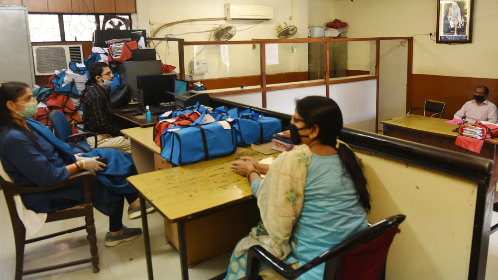 সোমবার থেকে কেন্দ্রীয় ও রাজ্য সরকারের অফিসগুলিও খুলছে। তবে সেখানেও সামাজিক দূরত্ব বজায় রাখার বন্দোবস্ত করতে হবে।