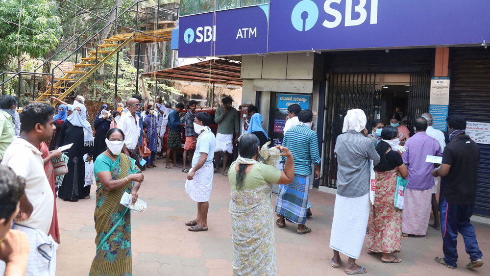 লকডাউনের মধ্যেও ব্যাঙ্কগুলি চালু ছিল। সোমবার থেকে তার সঙ্গে যোগ হচ্ছে ঋণদানকারী বা আমানতকারী সংস্থাগুলিও।
