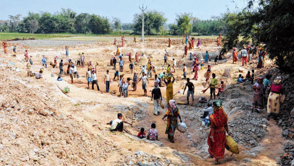 ১০০ দিনের কাজে ছাড়ের কথা বলা হয়েছিল স্বরাষ্ট্রমন্ত্রকের ঘোষণায়। মন্ত্রিগোষ্ঠী তাতে সিলমোহর দিয়েছে। তবে জমায়েত যাতে না হয় নজর রাখতে হবে এবং সামাজিক দূরত্ব বজায় রেখে কাজ করতে হবে।