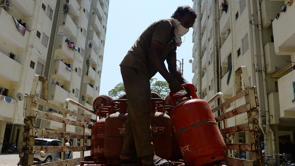 জনপরিষেবায় বিধিনিষেধ তুলে নেওয়া হচ্ছে সোমবার থেকে। অর্থাৎ টেলিফোন, গ্যাস, বিদ্যুৎ, জল সরবরাহের মতো পরিষেবা পুরোপুরি চালুর কথা বলা হয়েছে।