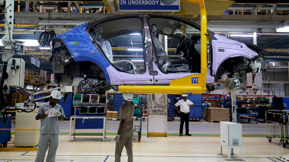 সরকারি-বেসরকারি শিল্প ও শিল্প প্রতিষ্ঠান খুলতেও আর কোনও বাধা থাকছে না সোমবার থেকে। ছাড় দেওয়া  হচ্ছে নির্মাণ শিল্পেও।