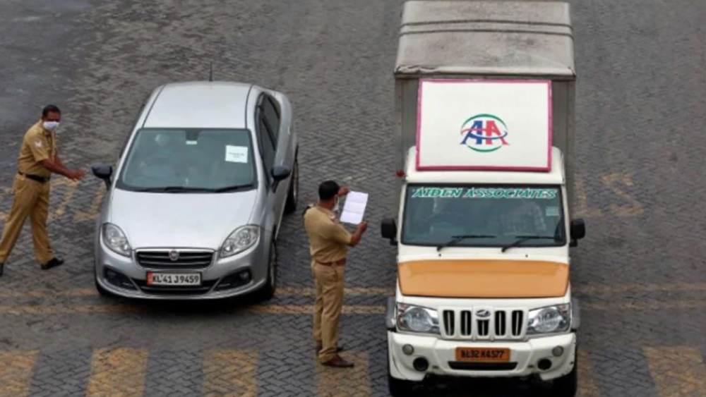 ব্যাক্তিগত গাড়ি রাস্তায় নামার ক্ষেত্রেও ছাড় দেওয়া হচ্ছে। তবে শুধুমাত্র ওষুধ, নিত্যপ্রয়োজনীয় সামগ্রী আনতে যাওয়া আনা, অফিস যাওয়া-আসার মতো উপযুক্ত কারণ দেখাতে হবে।