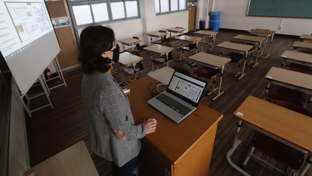 লকডাউনের জেরে স্কুল-কলেজ বন্ধ। অধিকাংশ স্কুলে অনলাইনে ক্লাস নেওয়া হচ্ছে। সেই ব্যবস্থাকে উৎসাহ দেওয়া হয়েছে এ দিনের মন্ত্রিগোষ্ঠীর বৈঠকে।