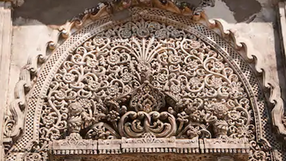 তবে নামকরণ নিয়ে দ্বিমত আছে। অনেকের মত, এই শহরে এত বিত্তবান বাসিন্দারা থাকতেন যে, ‘লাখপতি’ শব্দ থেকেই ‘লখপত’ নামের জন্ম।