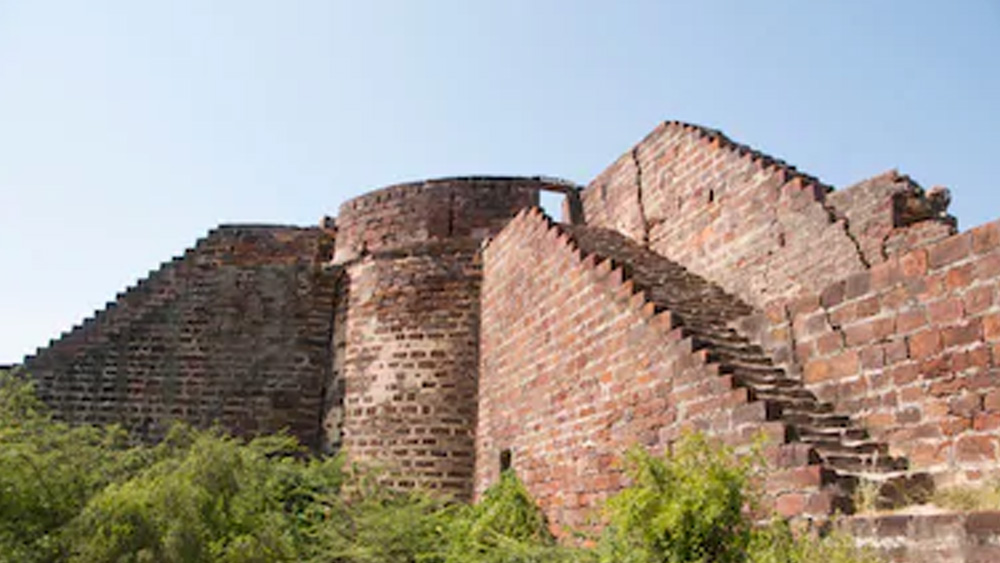 লখপত জুড়ে বাড়তে লাগল পরিত্যক্ত বাড়ির সংখ্যা। আজও সেখানে গেলে দেখা যায় বহু পরিত্যক্ত ঘরবাড়ি। সেখানকার বাসিন্দারা হয় চলে গিয়েছেন অন্য শহরে, নতুন দিনের আশায়। নয়তো মারা গিয়েছেন জীবনযুদ্ধে জয়ী হতে না পেরে। তাঁদের দীর্ঘশ্বাস নিয়েই যেন এই জনপদ আজ ক্ষুধিত পাষাণ।