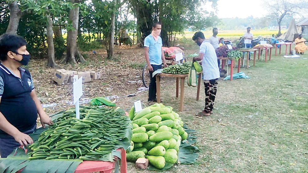 পসরা: বসেছে হাট।—ছবি: নির্মাল্য প্রামাণিক।