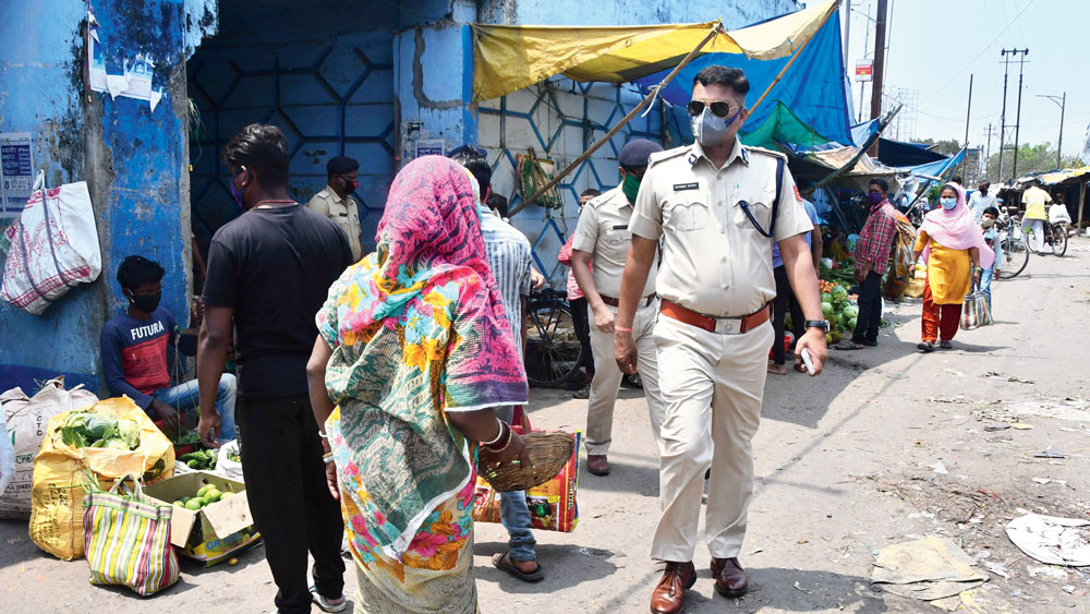  পরিদর্শন: শহরের বাজার ও লকডাউন পরিস্থিতি খতিয়ে দেখতে রাস্তায় শিলিগুড়ির পুলিশ কমিশনার ত্রিপুরারি অথর্ব। ছবি: বিশ্বরূপ বসাক