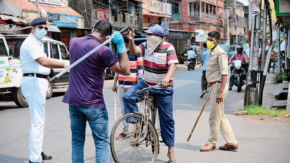 দাওয়াই: বিনা কারণে লকডাউন ভেঙে রাস্তায় বেরোনোয় হাওড়ার সালকিয়ায় মার পুলিশের। শনিবার। ছবি: দীপঙ্কর মজুমদার