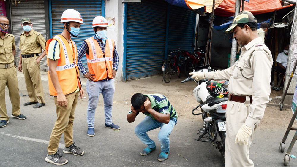 শাসন: এরপরেও কি ফিরবে হুঁশ? বারাসতে শনিবার ছবিটি তুলেছেন সুদীপ ঘোষ